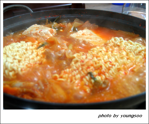 역시 김치찌개 류의 식사를 마칠 쯤에는 라면사리 한 개 정도 먹어줘야 포만감이 제대로 들게 마련이다. 